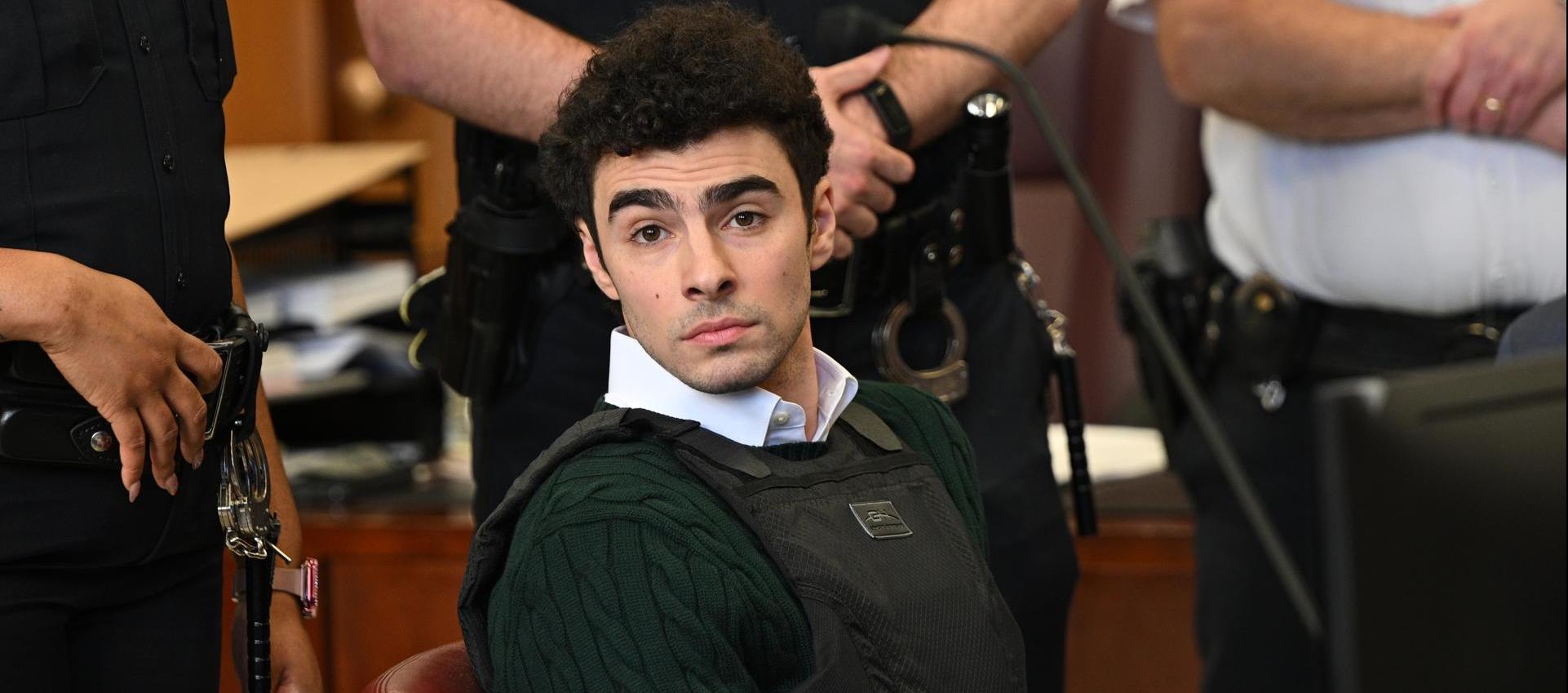 Luigi Mangione custodiado por las autoridades estadounidenses.