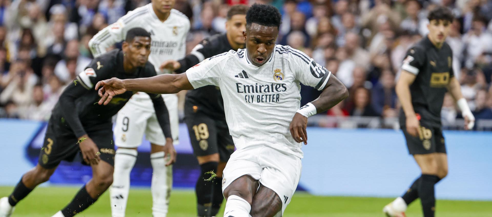 Vinicius al momento de cobrar el penal hoy contra Valencia.