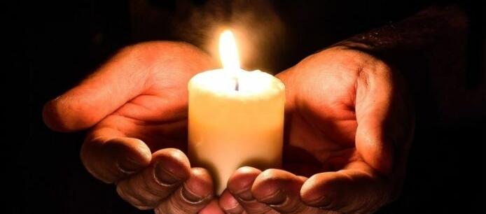 Bendición del fuego dentro la Vigilia Pascual.