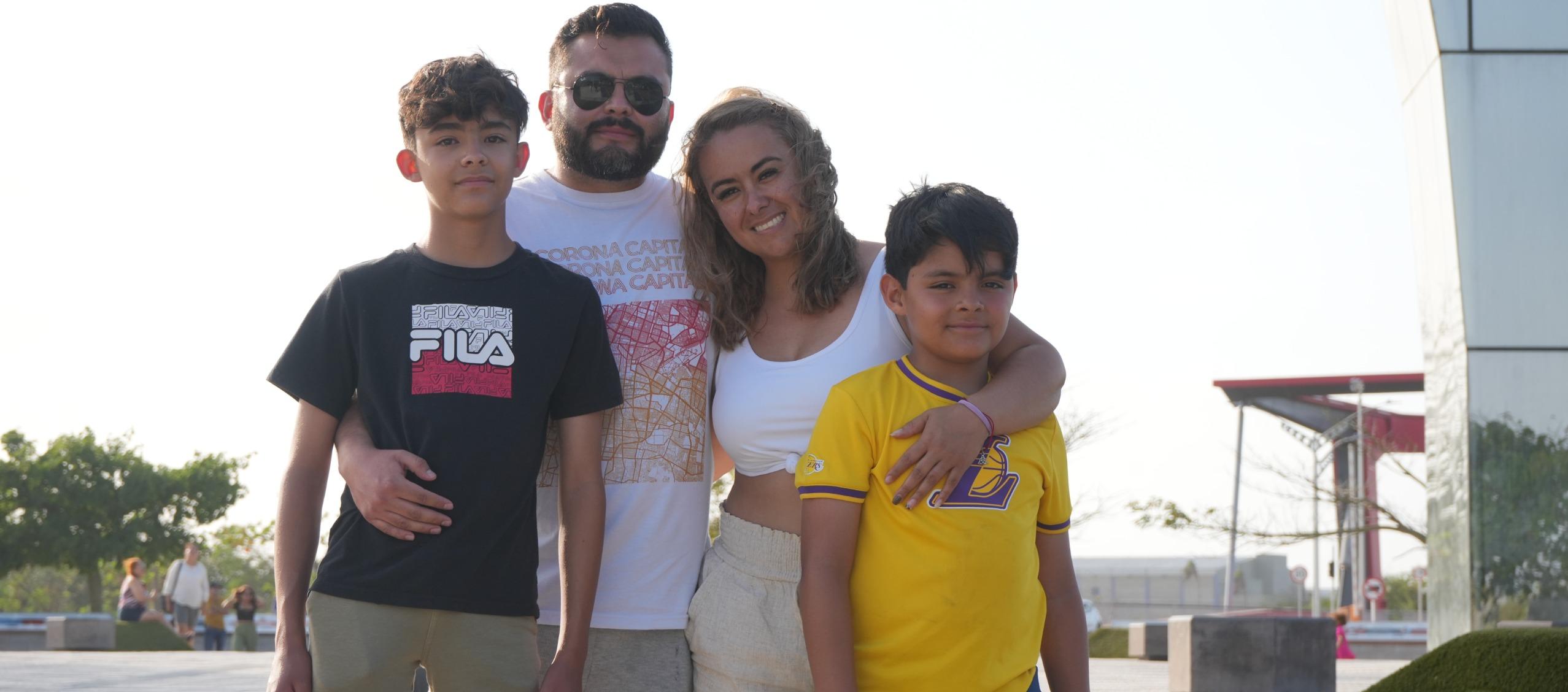 Ángel Rivas, junto a su esposa e hijos que llegan desde Ciudad de México.