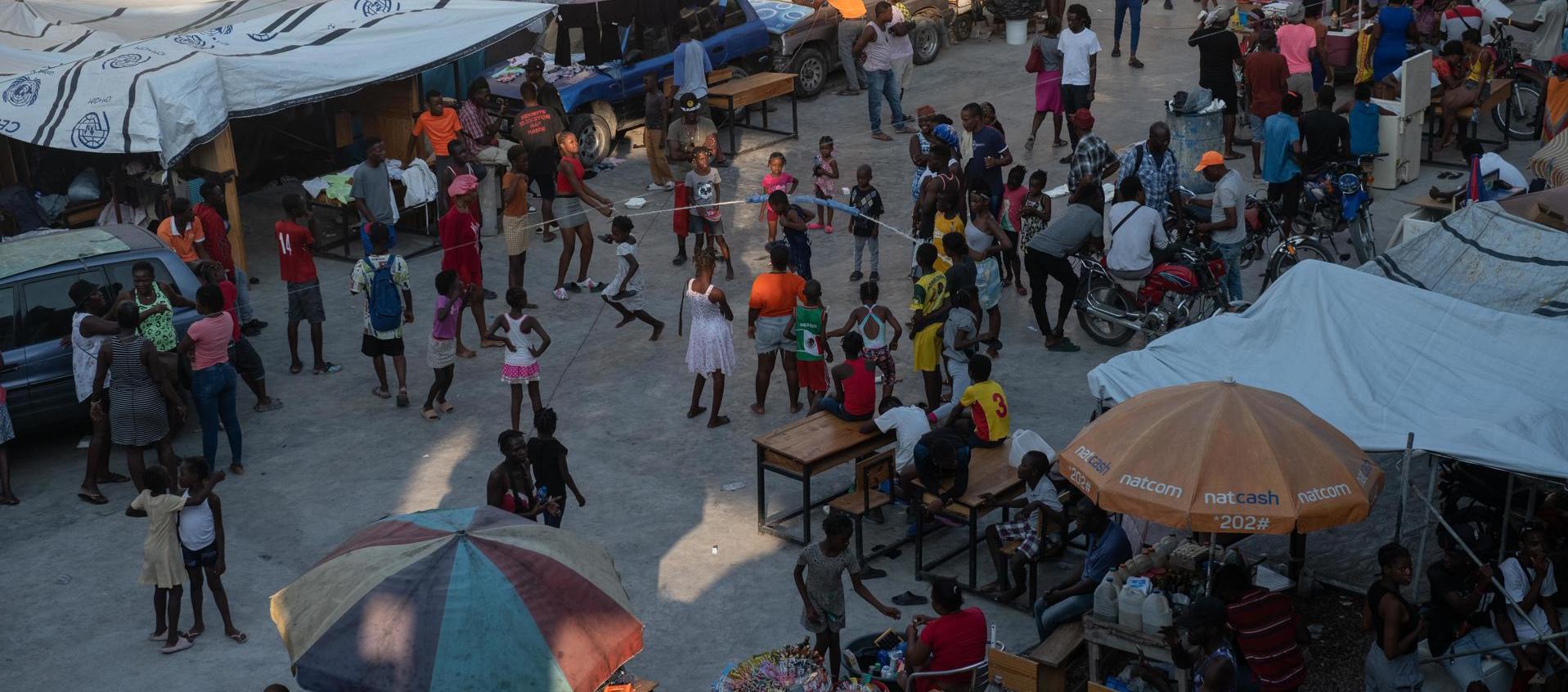 Varios niños y sus familias viviendo en una escuela en Puerto Príncipe (Haití).