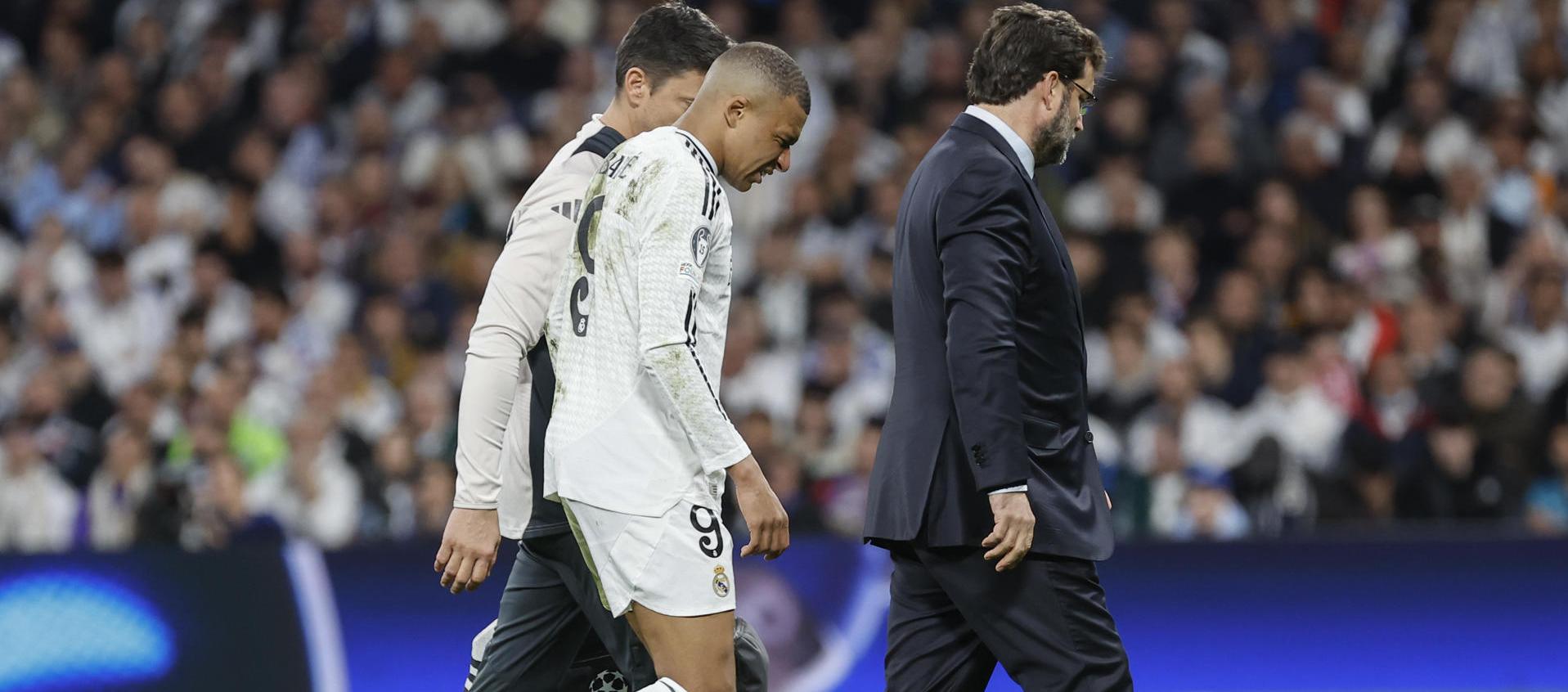Kylian Mbappé abandonando el campo por lesión en el tobillo derecho contra Arsenal.