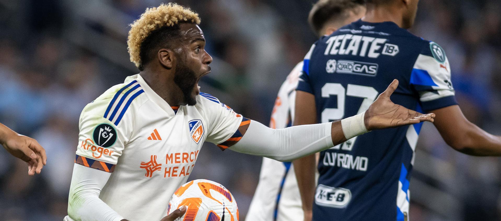 Aaron Boupendza cuando jugaba en Cincinnati, de la MLS.