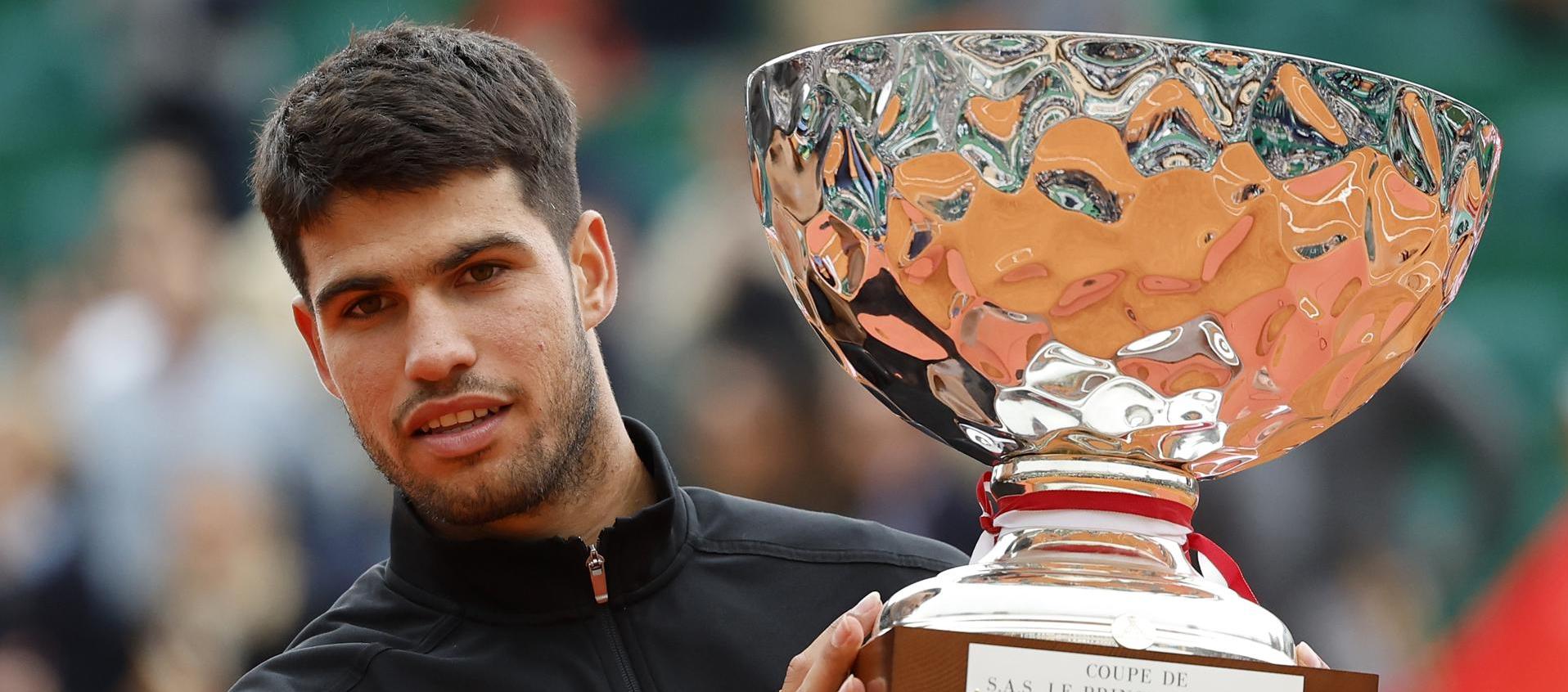 Carlos Alcaraz con el trofeo de campeón del Masters 1000 de Montecarlo.