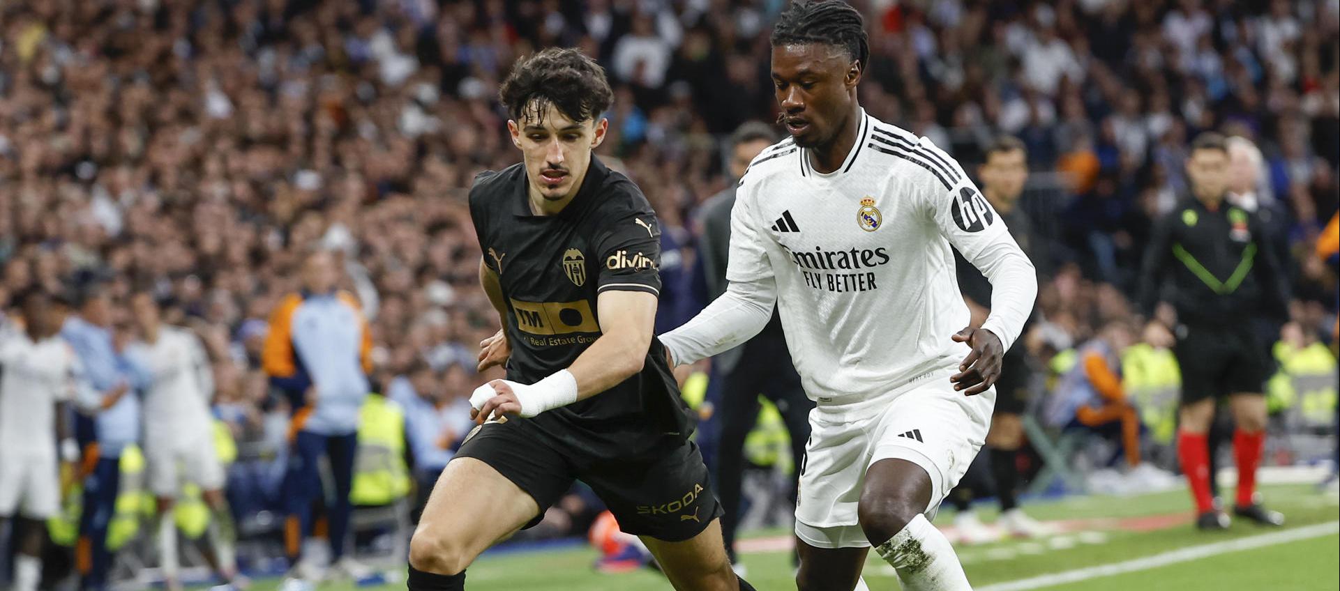 Acción de juego entre Eduardo Camavinga y Diego López.