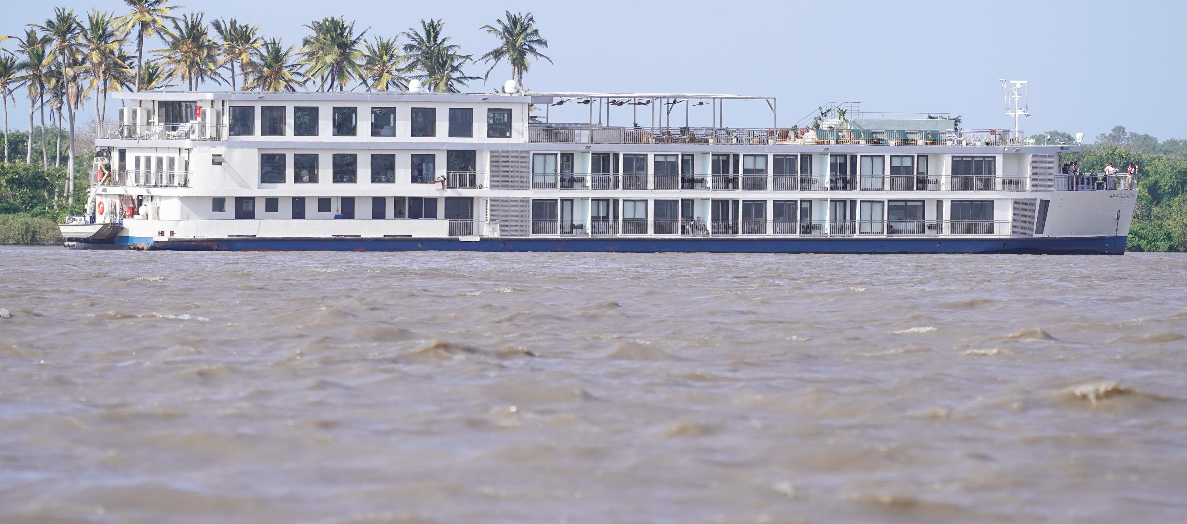 El AmaMagdalena pasando por el Malecón del Río.