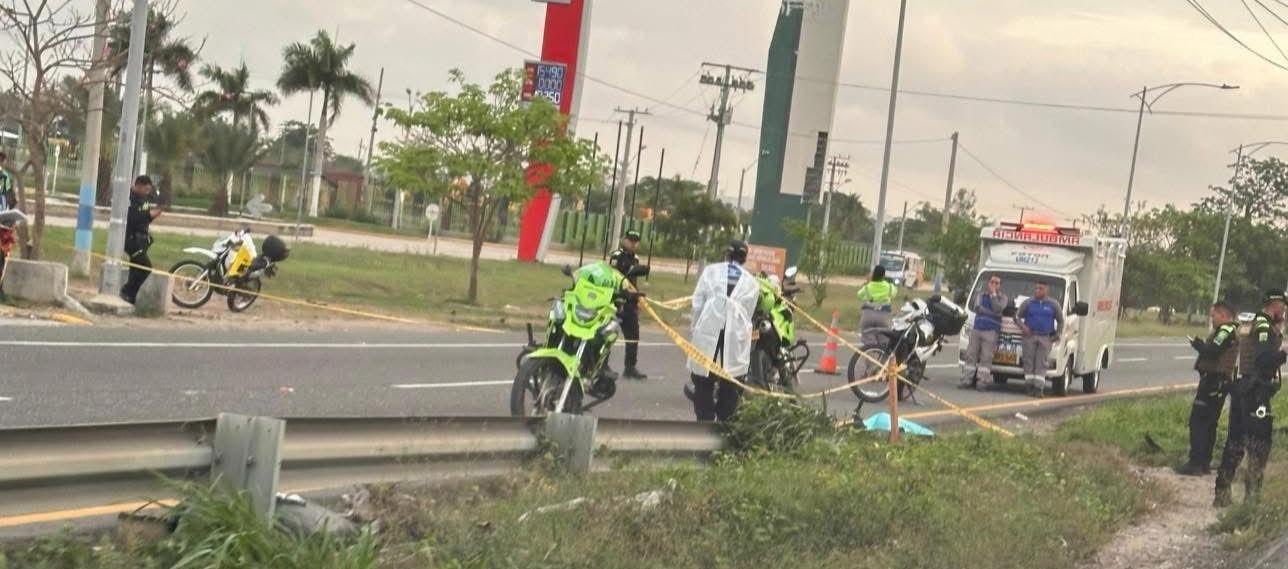 El motociclista murió en el acto, a un lado de la vía. 