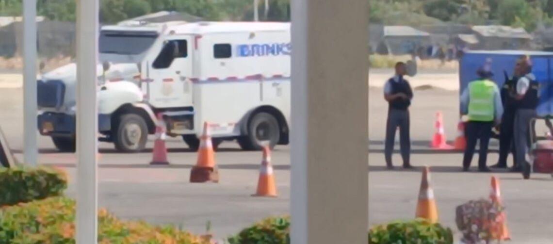 El carro de valores estaba en la pista del aeropuerto de Riohacha. 