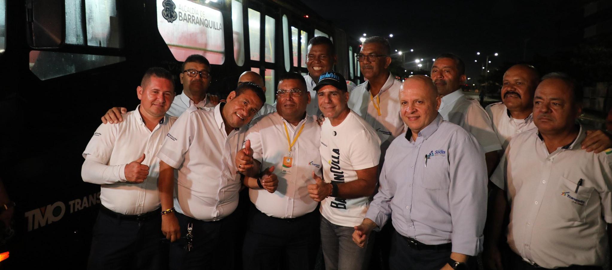 Alcalde Alejandro Char con conductores de Transmetro.