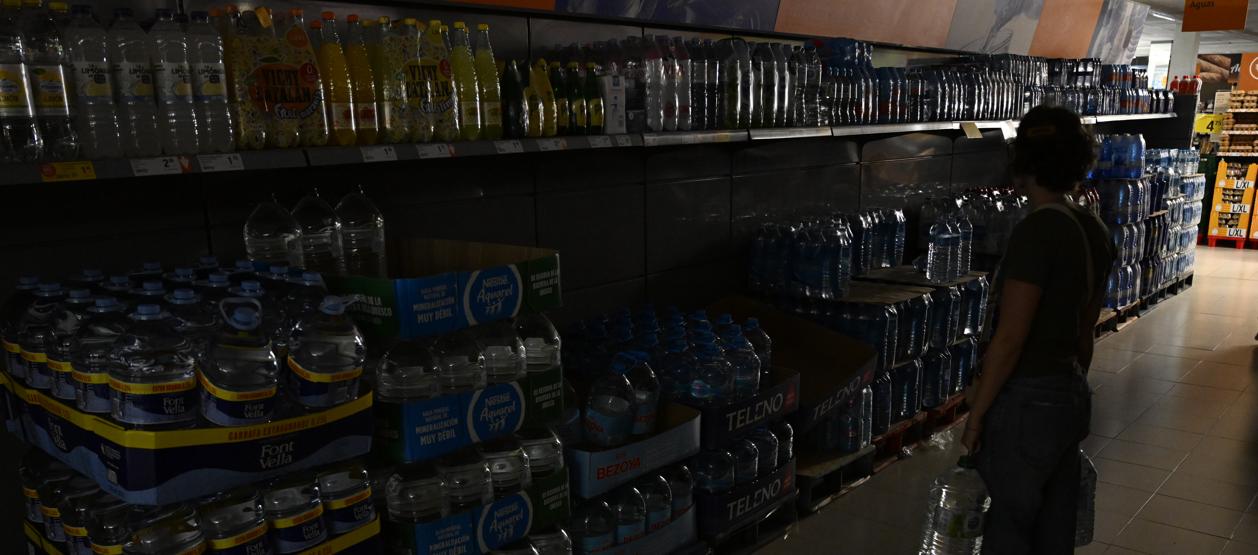 Vista de un supermercado durante el apagón este lunes.