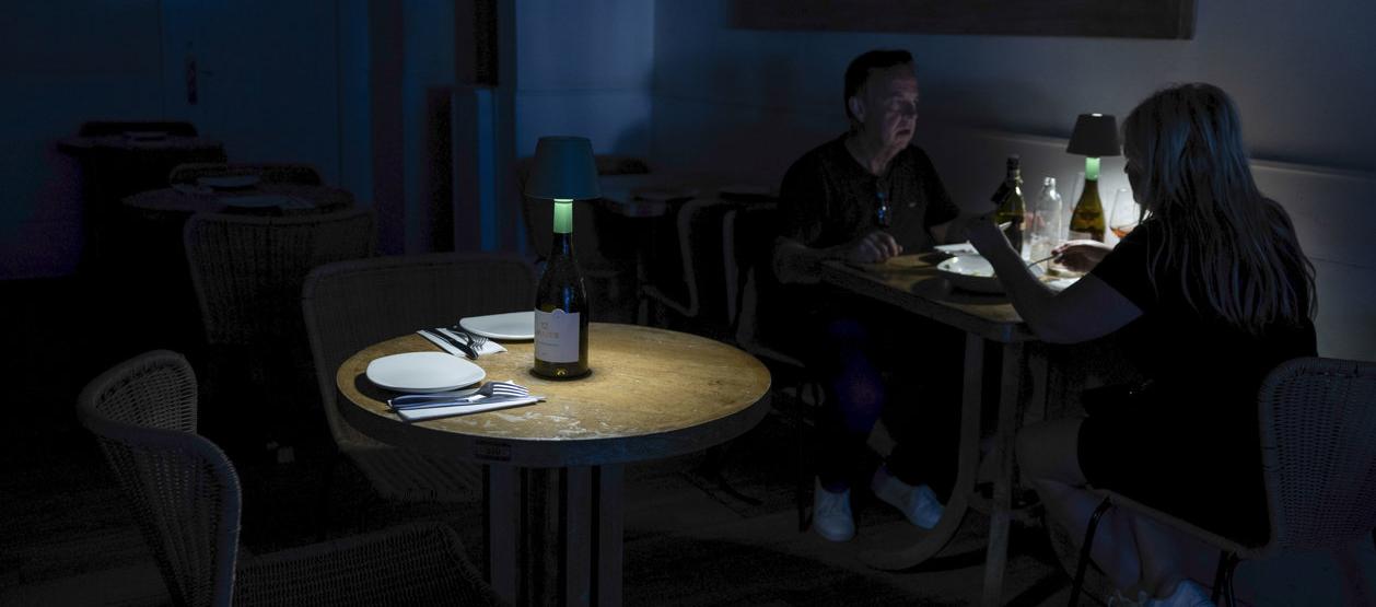 Una pareja cena en un restaurante del centro de Málaga este lunes.