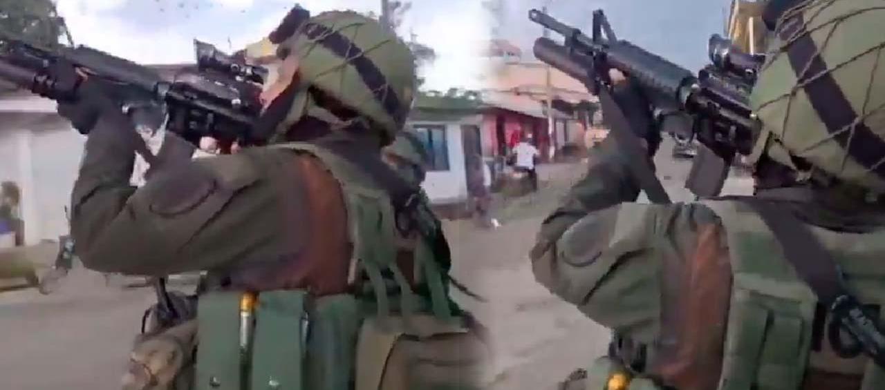 Momentos en que la Policía dispara contra los drones que sobrevuelan la estación. 