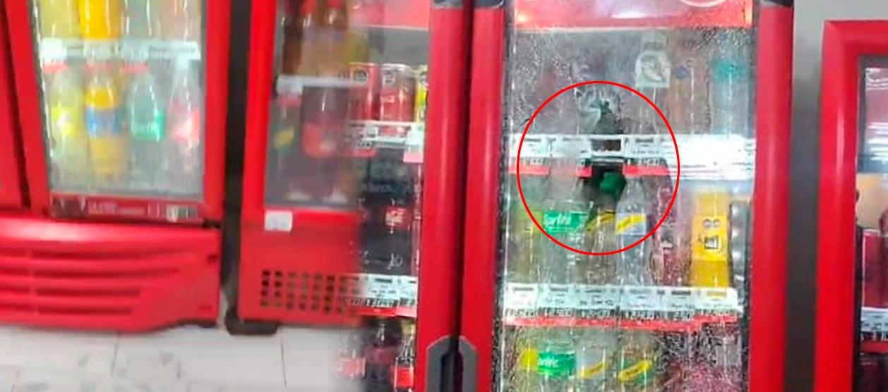 La nevera afectada por los impactos de bala. 