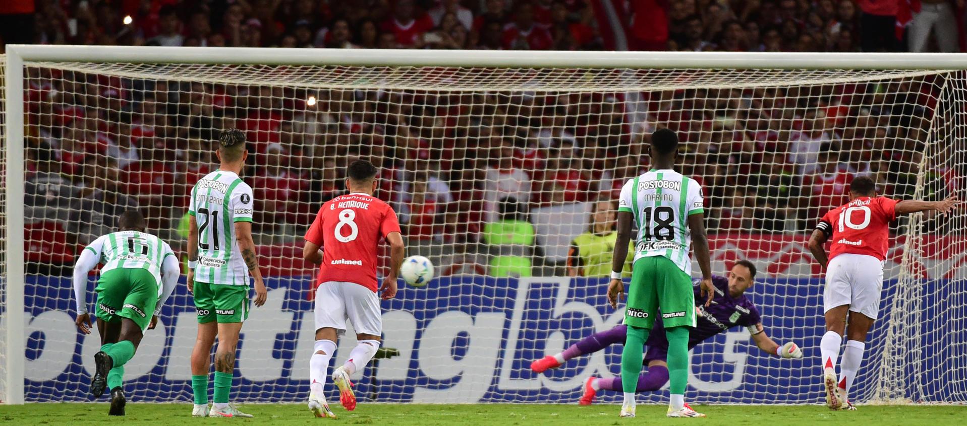 Momento en que el equipo local anotó uno de los tres goles contra Atlético Nacional.