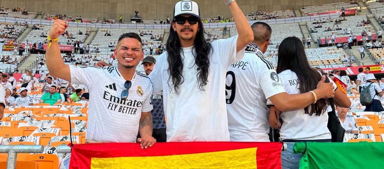 Rodolfo Antonio Ortiz Restrepo y Josué David Maestre Vanegas con la bandera de Barranquilla en el estadio La Cartuja de Sevilla.