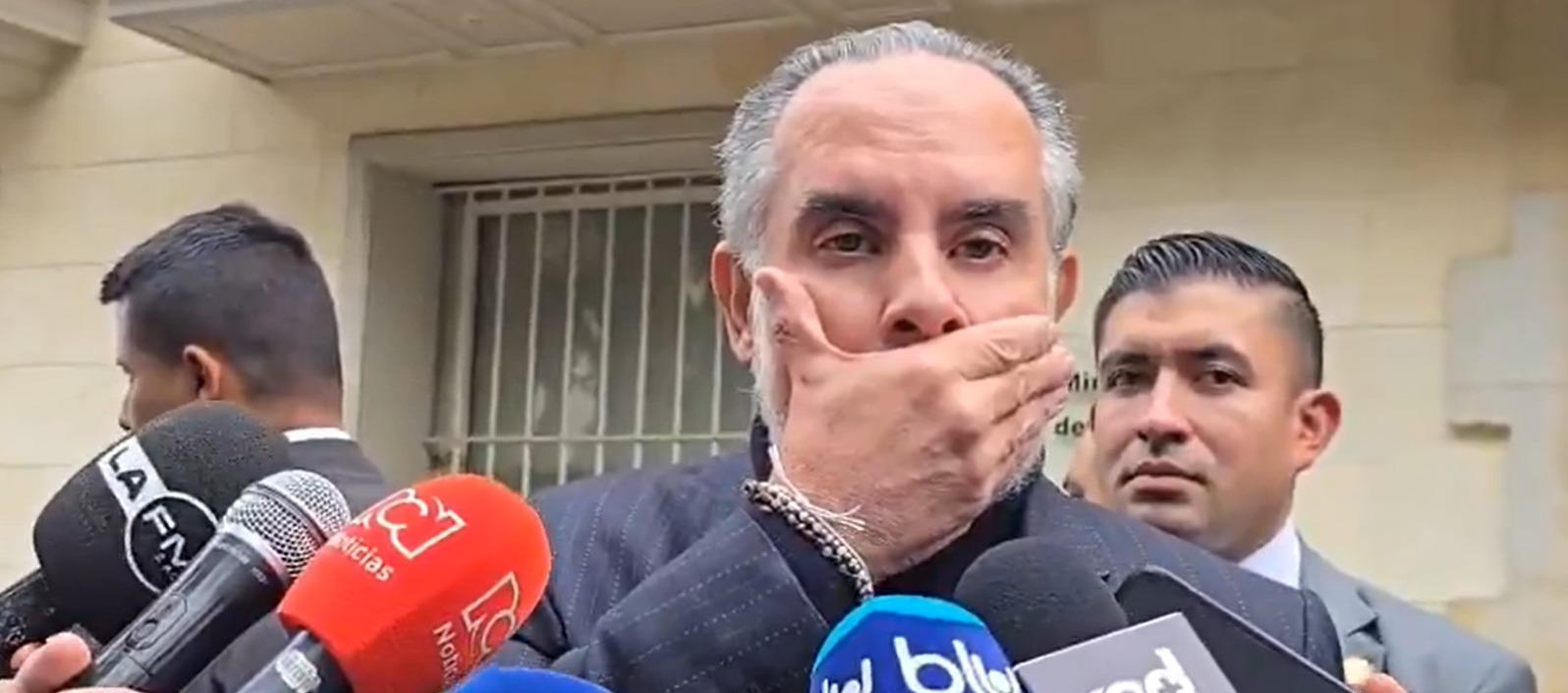 Armando Benedetti tapándose la boca.