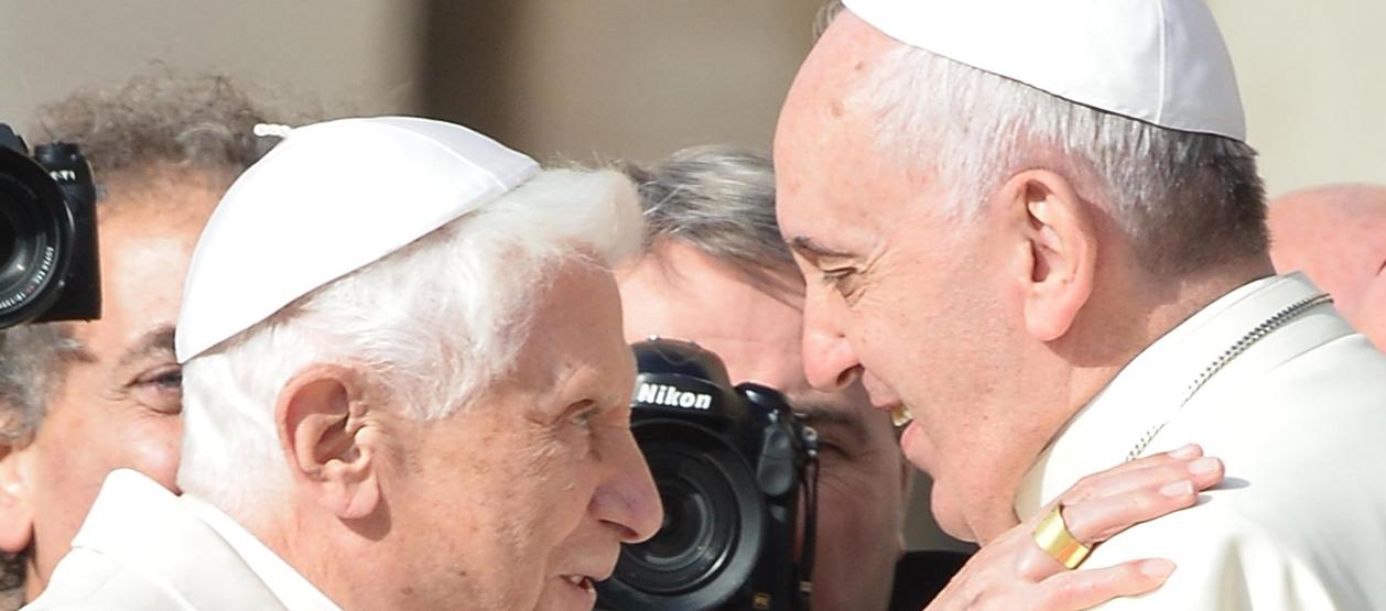 El Papa Emérito Benedicto XVI y el Papa Francisco.