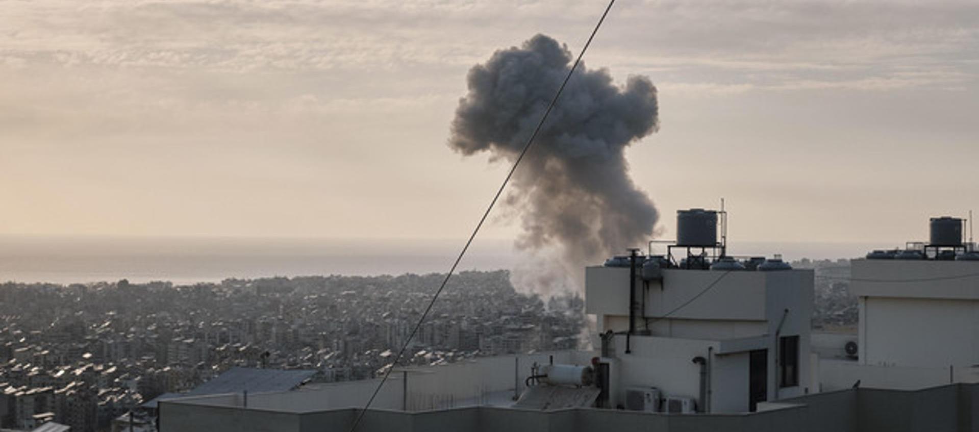 Una columna de humo se eleva sobre el barrio de Al Yamous, en los suburbios del sur de Beirut.