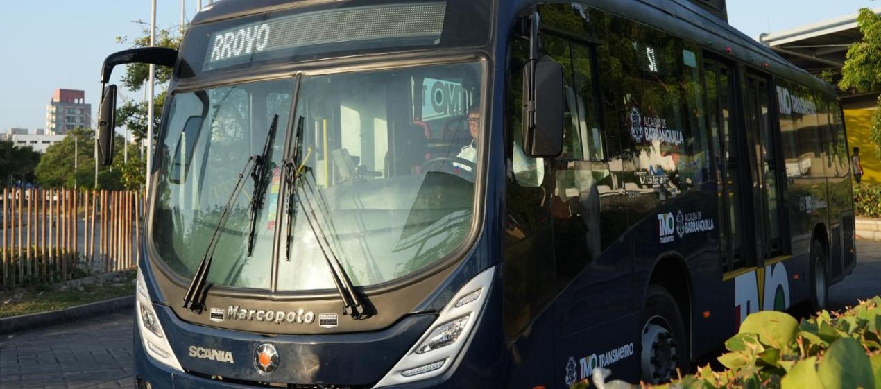 Un bus de Transmetro en la estación Joe Arroyo. 
