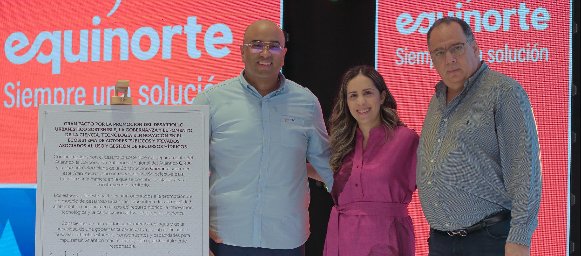 Directivos de la CRA y Camacol en la firma del acuerdo. 