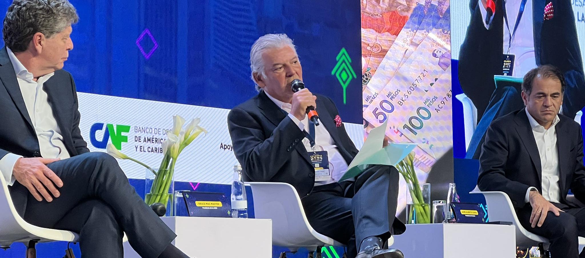 Presidente de Fenalco, Jaime Alberto Cabal (centro).