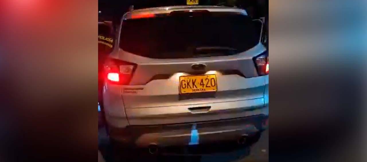 La camioneta del esquema de seguridad de Juan Fernando Cristo.