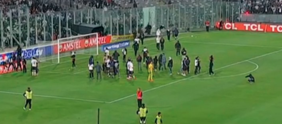 Momento en que se presentó la invasión al terreno de juego. 