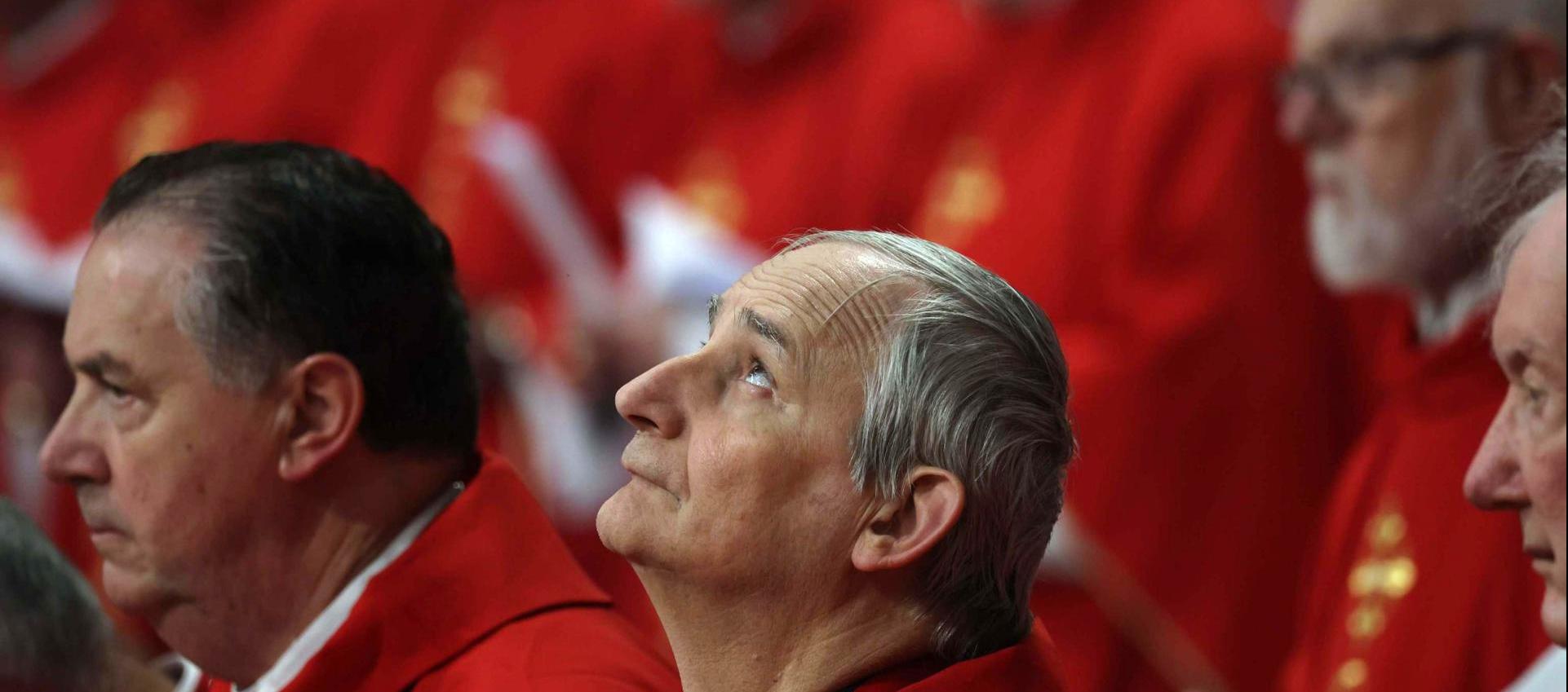 Cardenales en misa  por la memoria del fallecido Papa Francisco. 