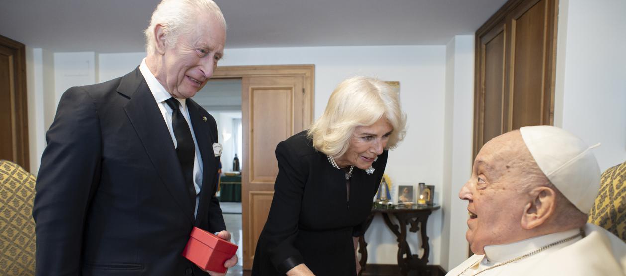 Los reyes Carlos III y Camila, y el Papa Francisco.