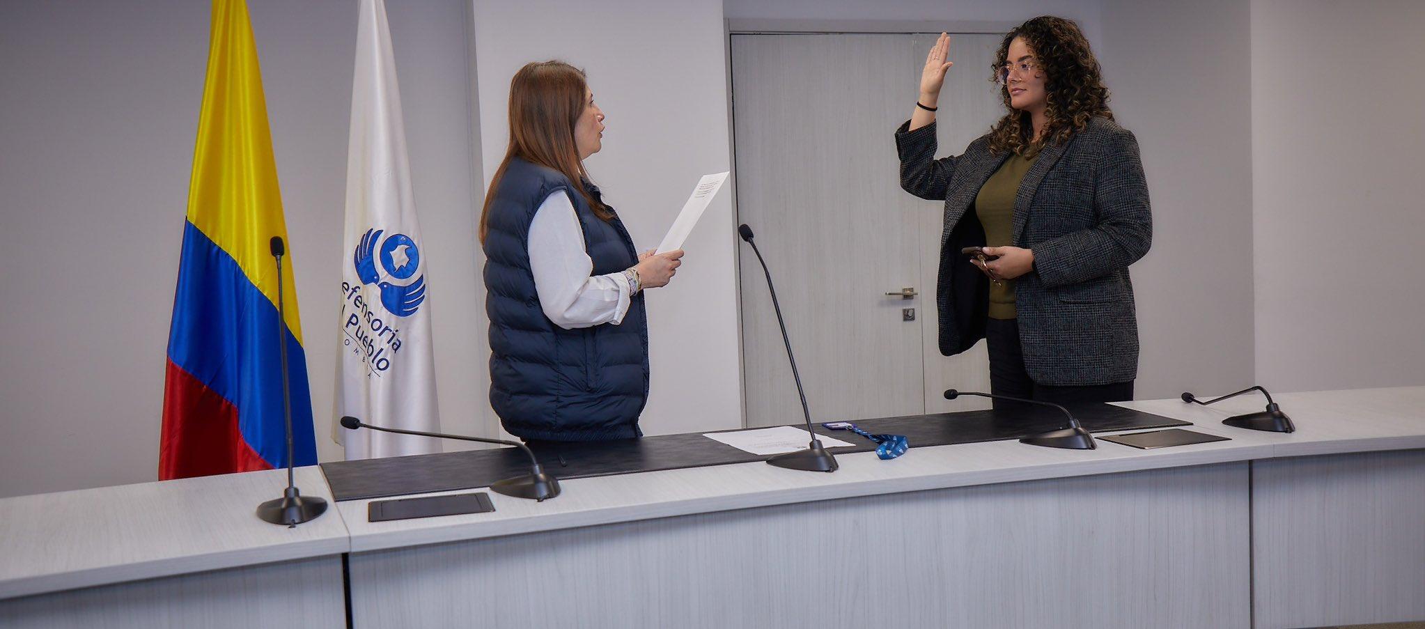 Defensora Iris Marín posesionando a Carolina Gómez Urueta.