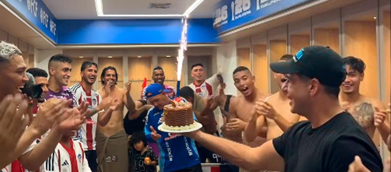 El alcalde con los jugadores de Junior, que le cantaron el feliz cumpleaños. 