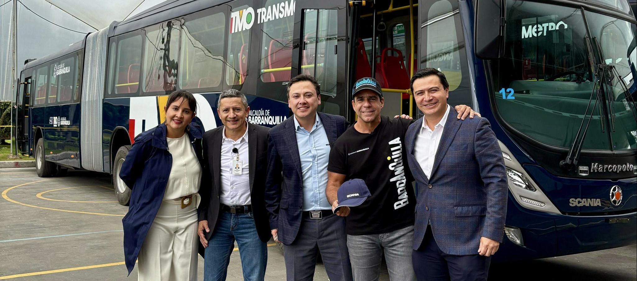 Alcalde Alejandro Char con uno de los nuevos articulados.