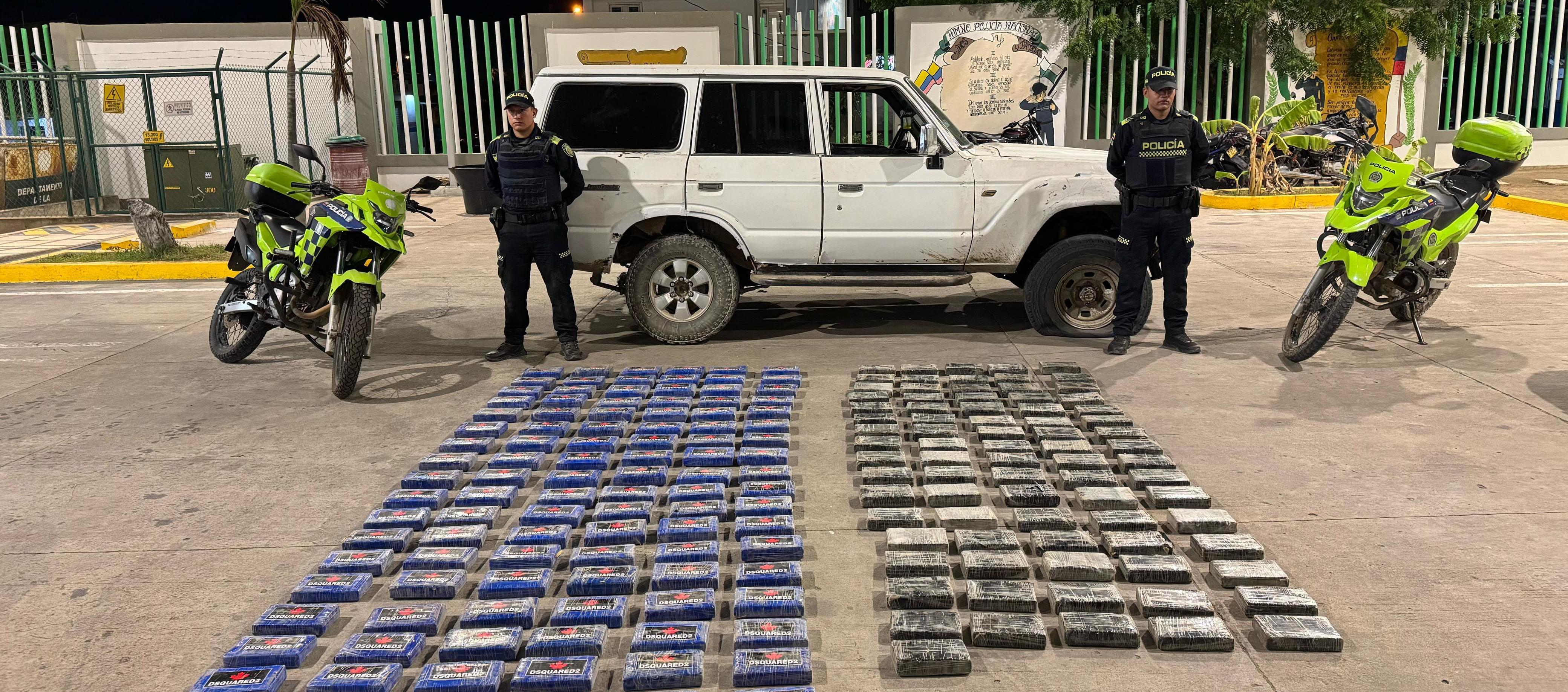 Camioneta y clorhidrato de cocaína incautado. 