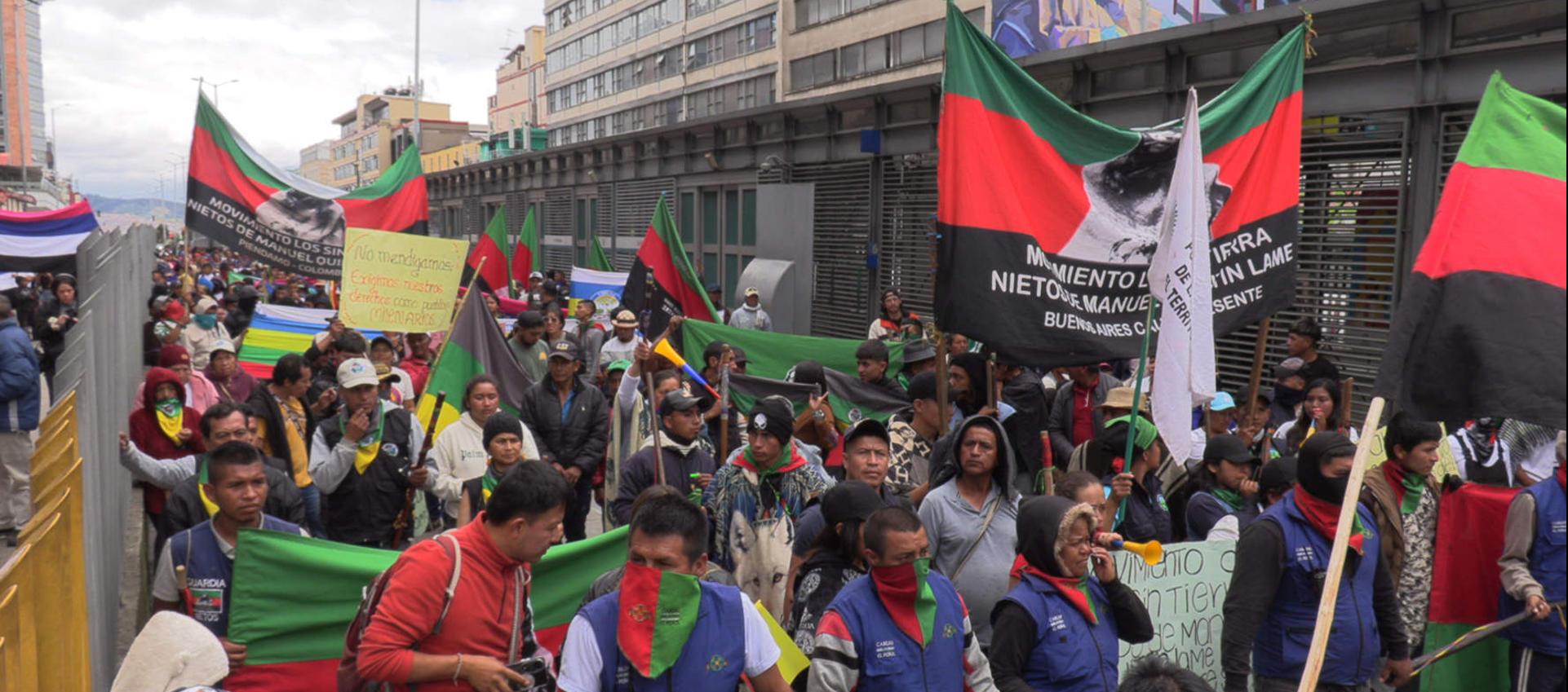 Comunidades indígenas protestando en la Plaza de Bolívar, en Bogotá. 