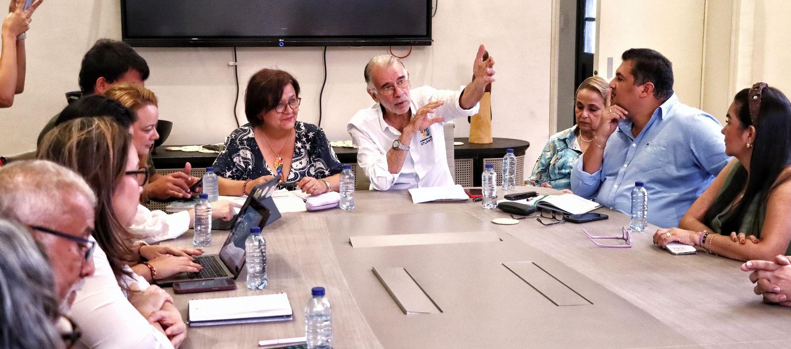 Consejera presidencial en reunión con el gobernador Verano y alcaldes.