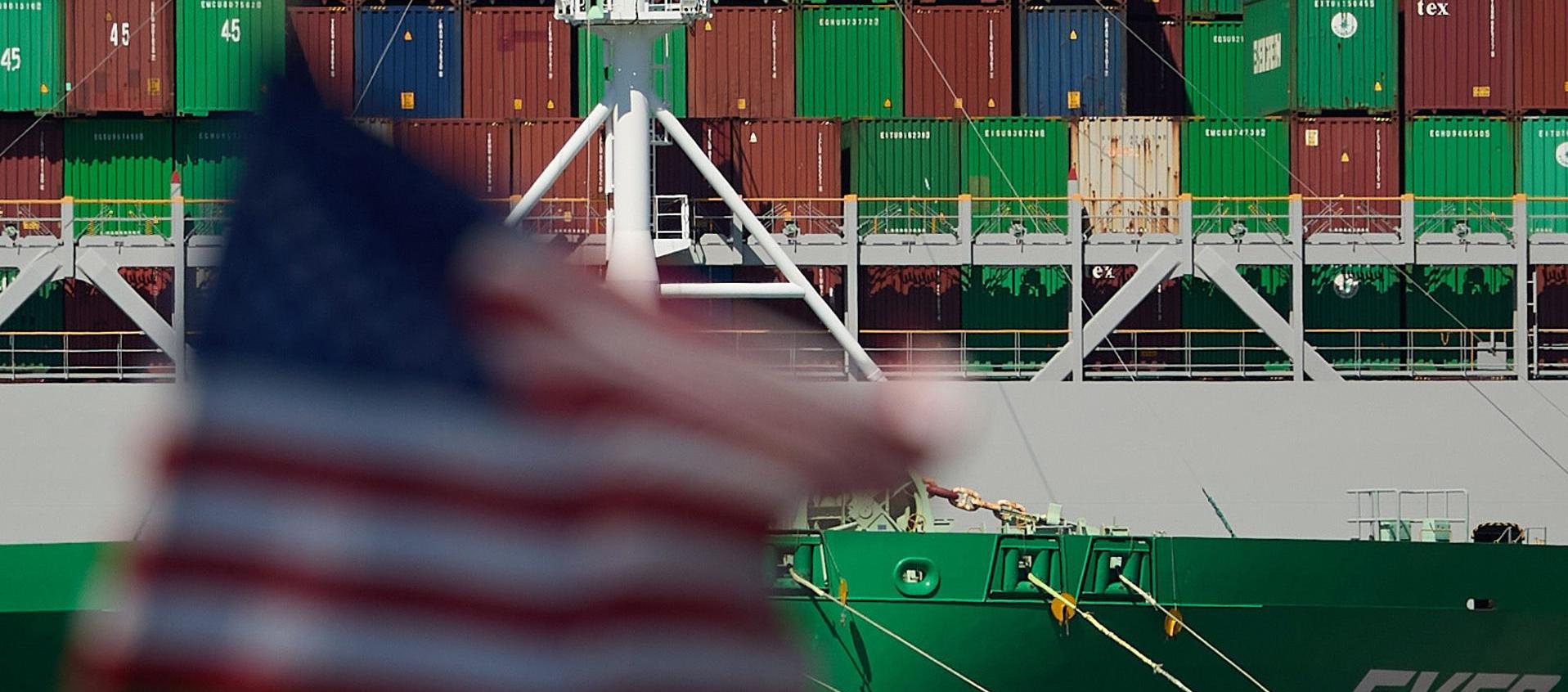 Contenedores de productos que llegan a diario de otros países al puerto de Los Ángeles, California. 