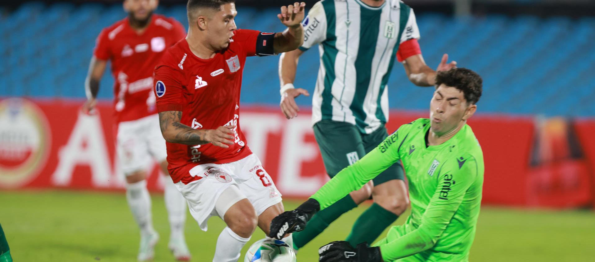 Lautaro Amadé (d) de Racing disputa el balón con Juan Fernando Quintero (i) de América de Cali este miércoles