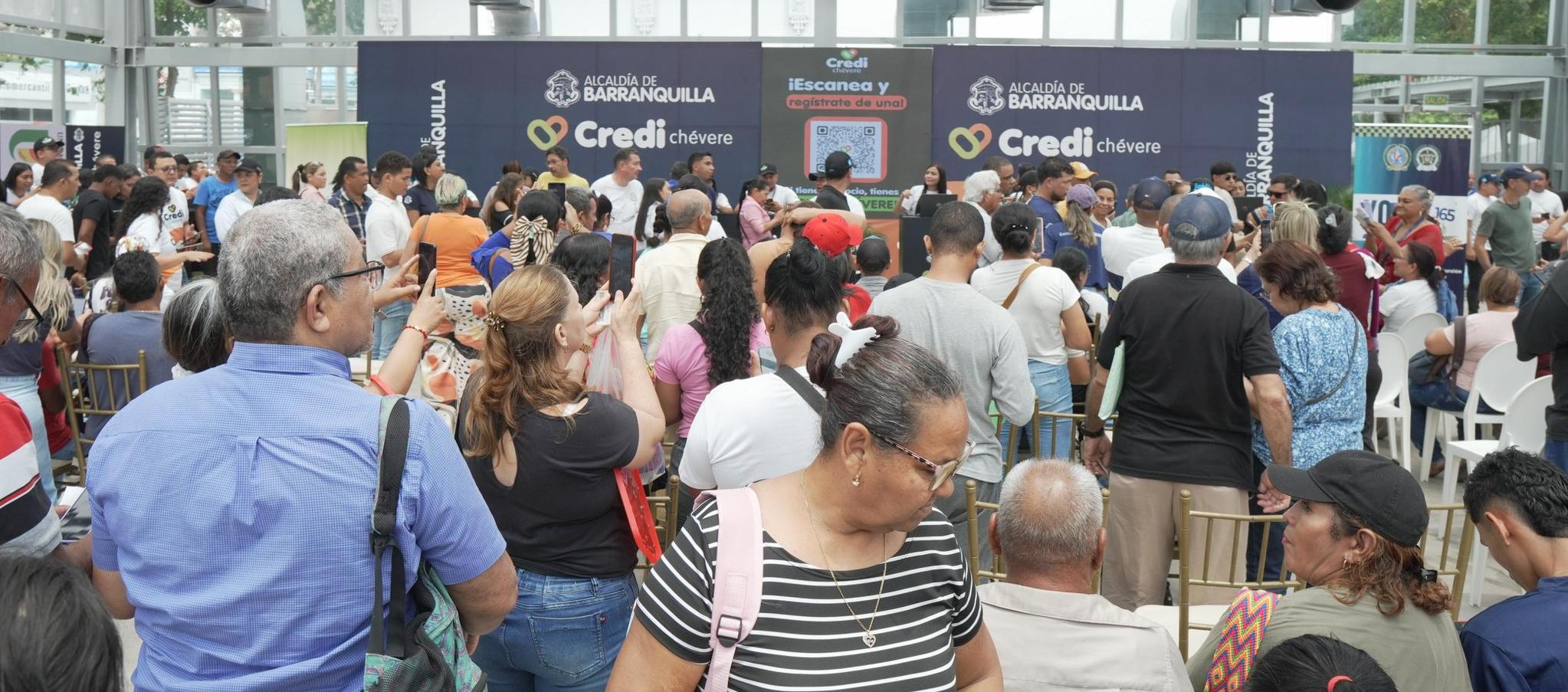 Jornada de otorgamiento de créditos en la plaza de la Paz. 