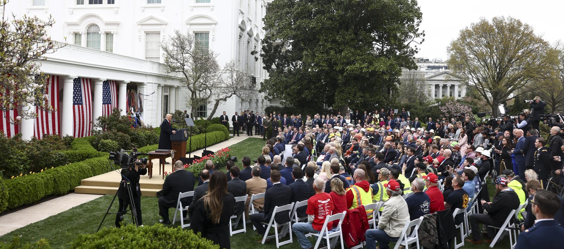 Donald Trump al anunciar los aranceles a los países del mundo, siendo China el más afectado. 