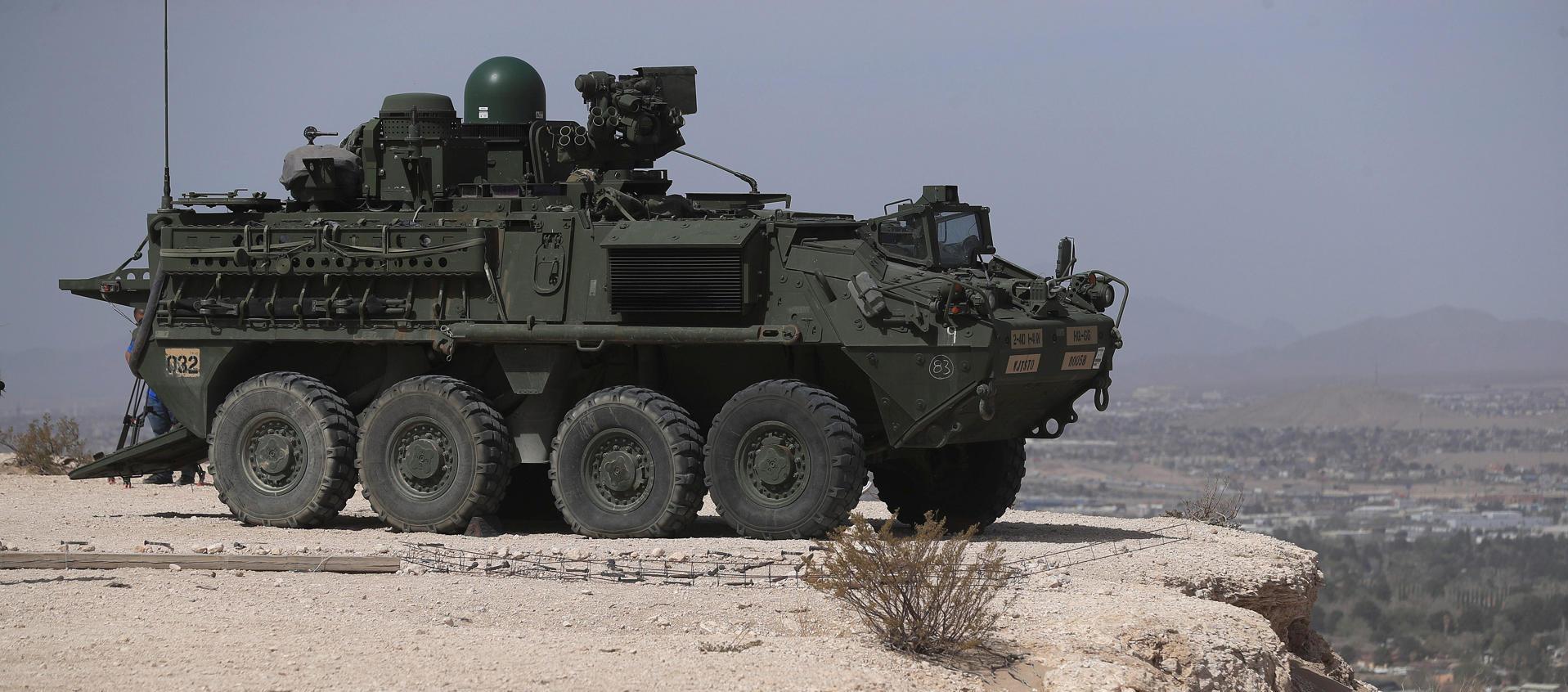 Un vehículo blindado 'Stryker' del Ejército de Estados Unidos, en la frontera con Ciudad Juárez. 