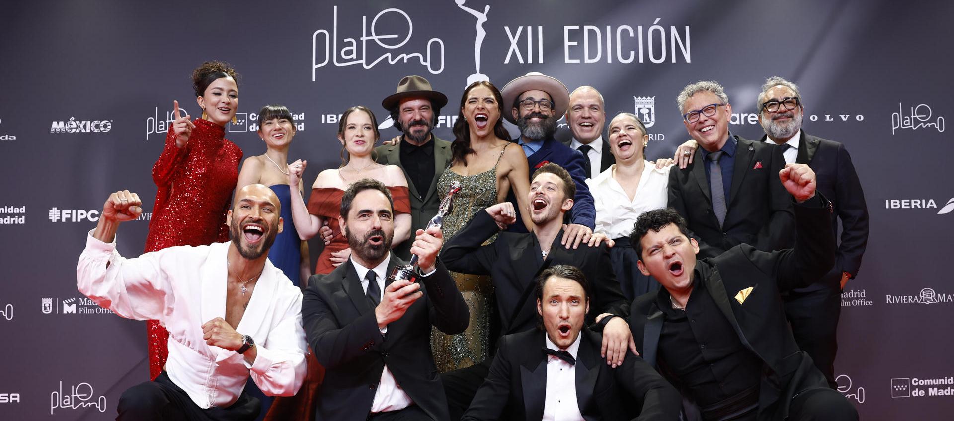El equipo de 'Cien años de soledad' con el galardón a la mejor miniserie o teleserie cinematográfica de ficción, en la entrega de los Premios Platino