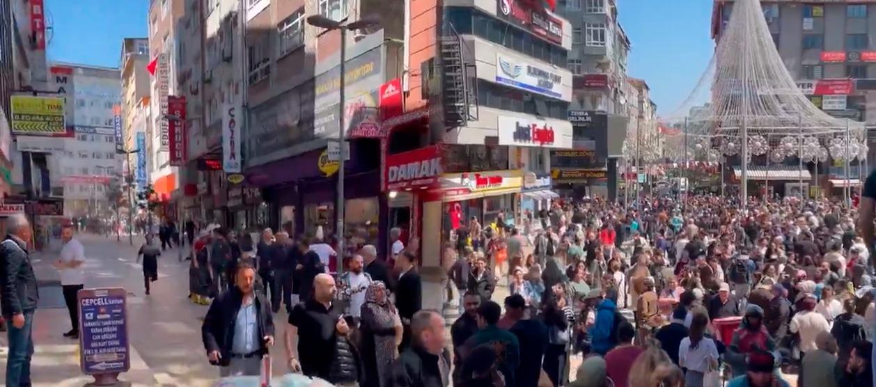 Personas en calles de Estambul durante el terremoto.