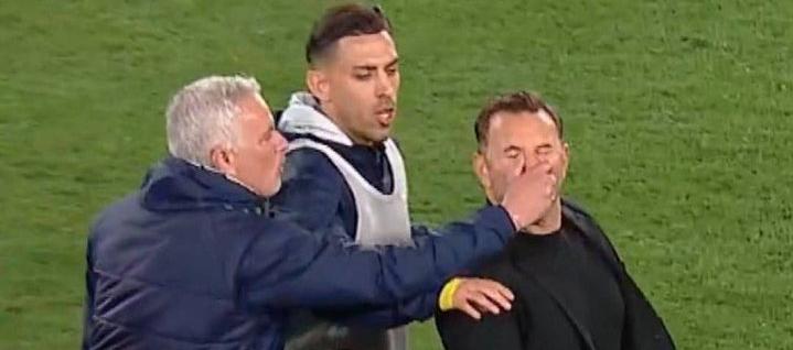 José Mourinho le jaló la nariz a Okan Buruk, técnico de Galatasaray.