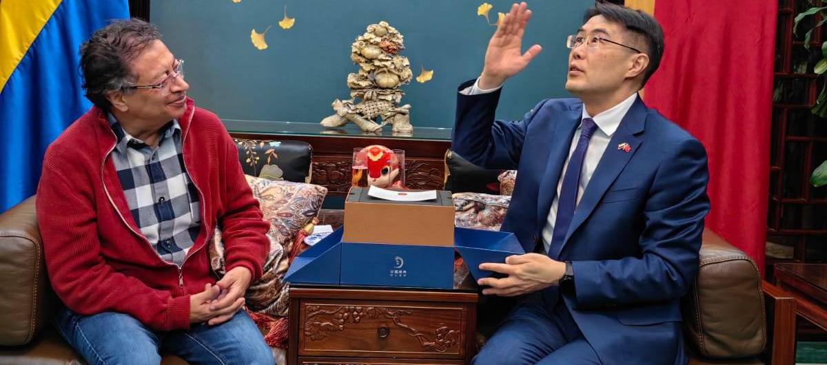Gustavo Petro y Zhu Jingyang se reunieron anoche en Bogotá.