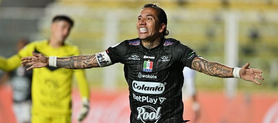 Dayro Moreno celebrando uno de sus goles en el partido.