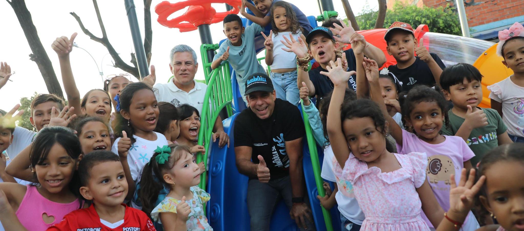 El Alcalde Alejandro Char junto a los niños de la comunidad Las Nieves.
