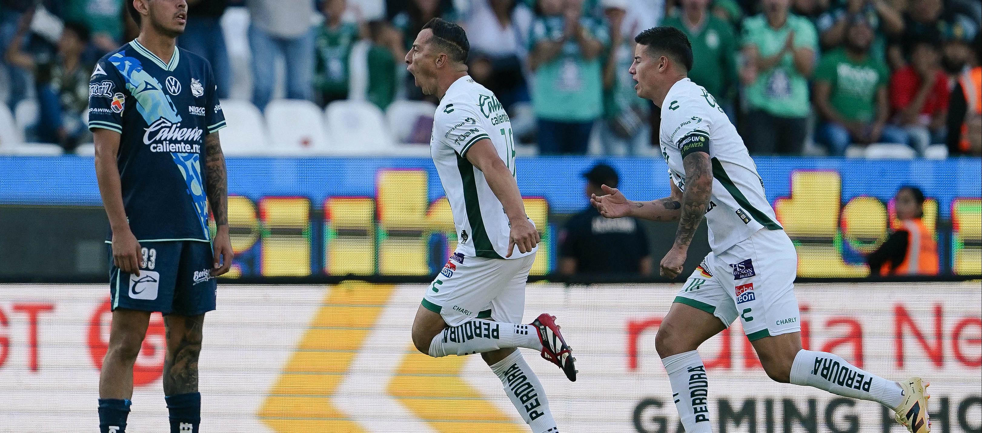 Andrés Guardado y James Rodríguez celebrando el gol de León.