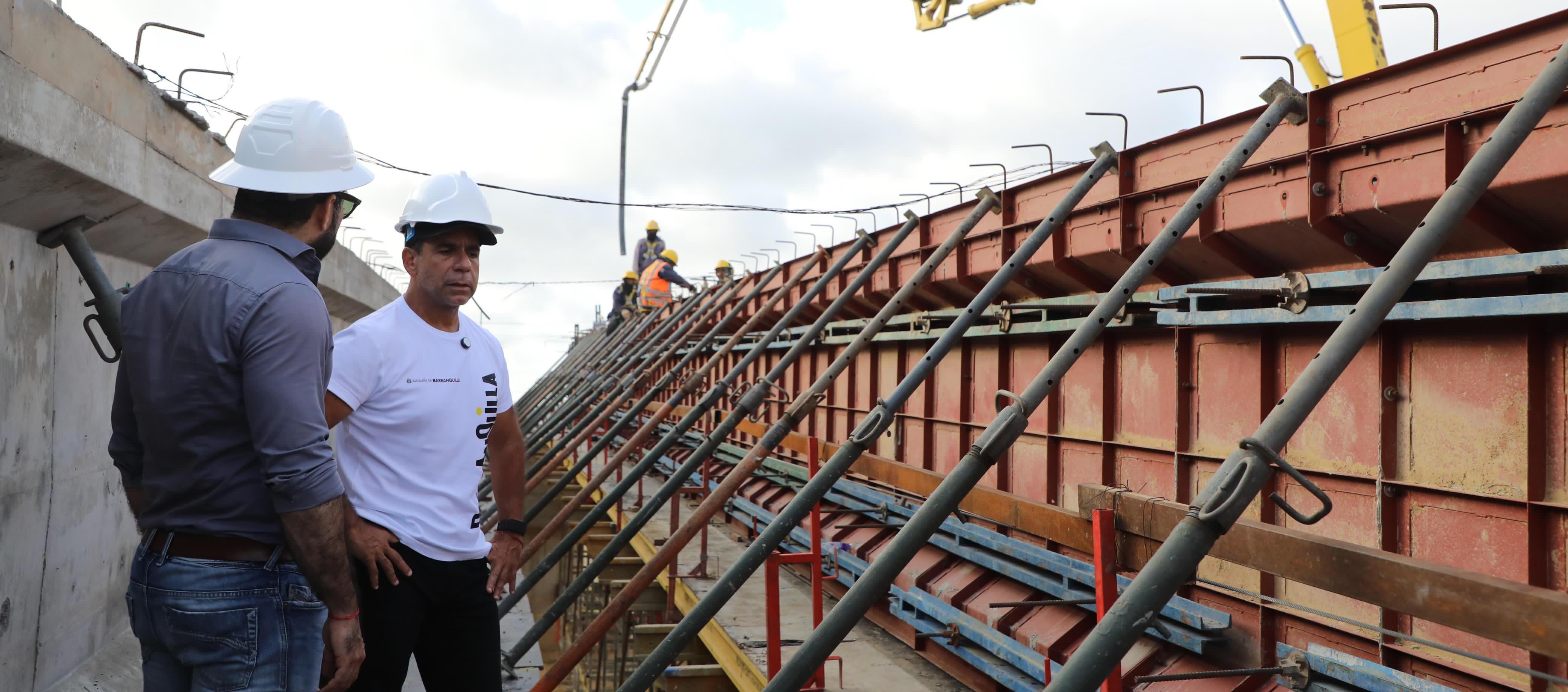 Alcalde Alejandro Char visitando obra del intercambiador vial.