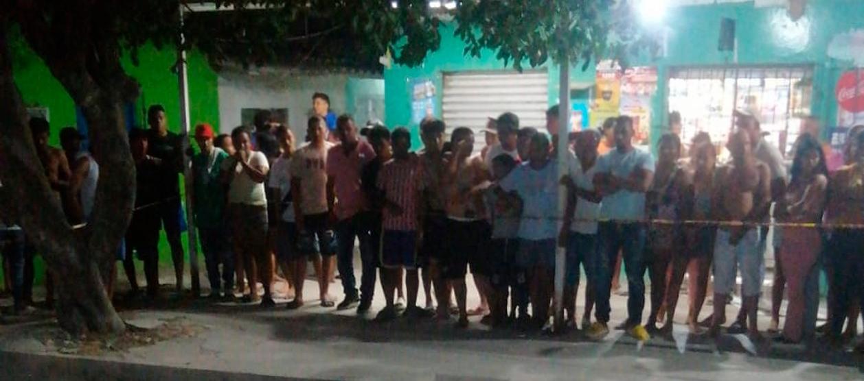 Personas aglomeradas en el lugar donde ocurrió el crimen. 