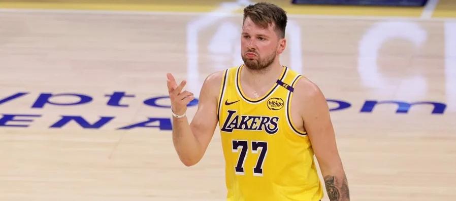 Luka Doncic jugando con Los Ángeles Lakers.